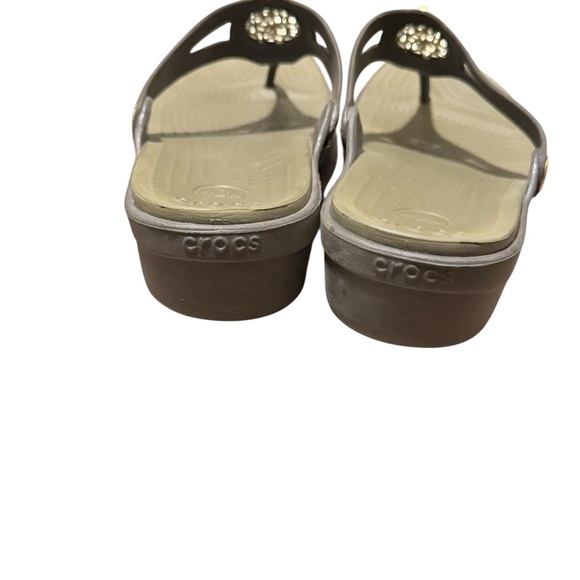 CROCS Women’s Sanrah Sandals Thong Flip Flops Sz 10 Ergonomic Beveled Medallion - Picture 9 of 10
